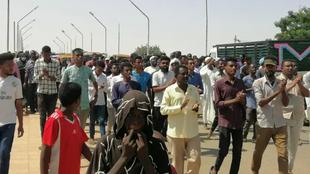 محتجون سودانيون.