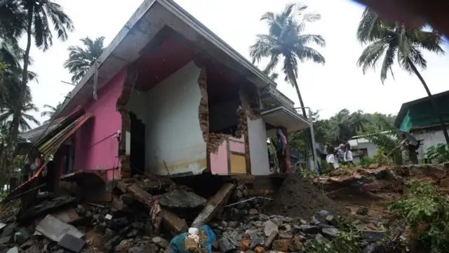 இடிந்த வீடுகள்