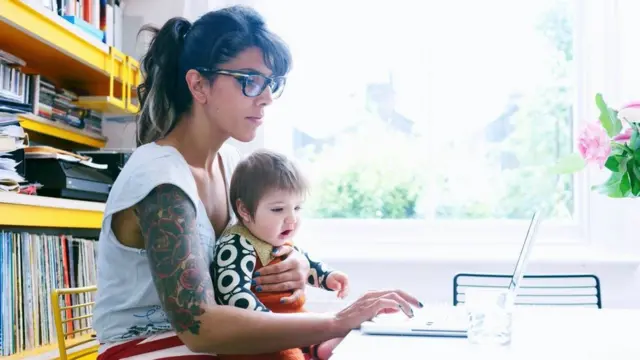 Жінка з дитиною