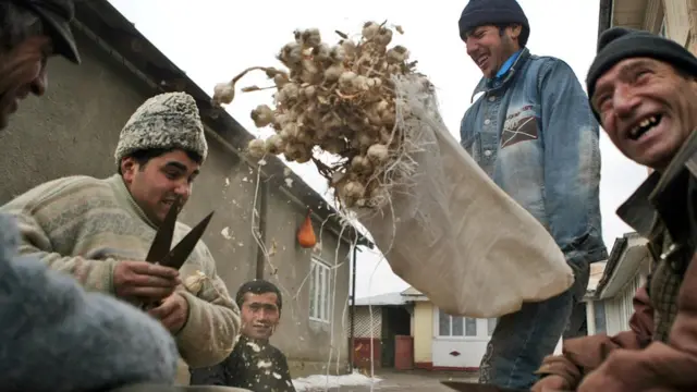 В Румынии считается, что чеснок охраняет дом и семью от злых духов