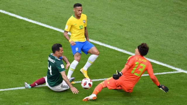 Neymar y Ochoa con Márquez de testigo de la jugada más peligrosa del partido.