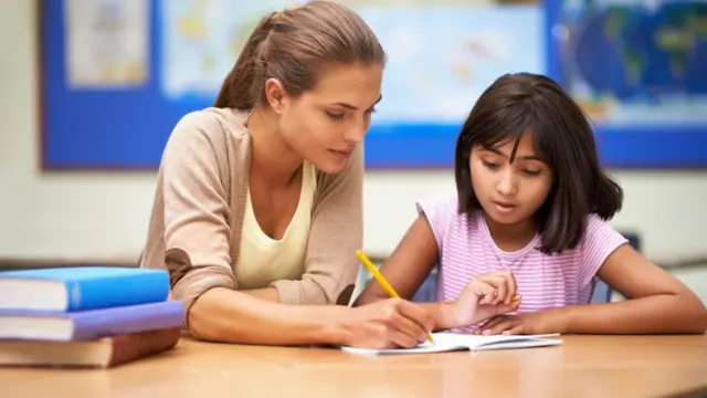 Una tutora y una niña.