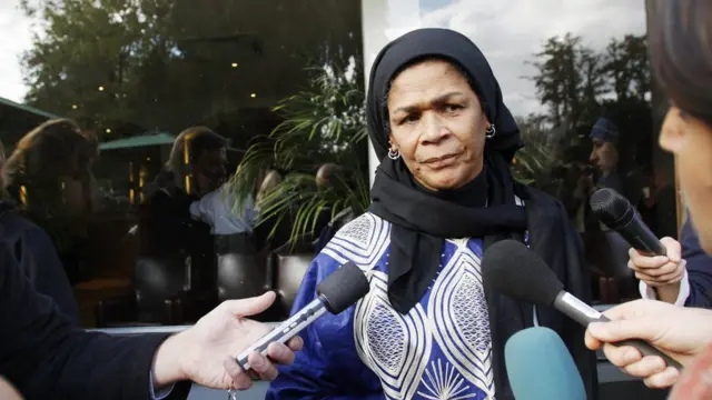 الأستاذة الجامعية أمينة ودود تؤم صلاة في مدينة أكسفورد في إنجلترا عام 2008