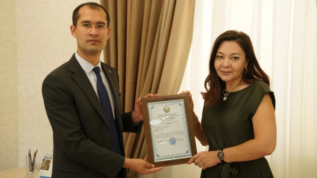 Адлия вазирлиги расмийси ва "Ўзбекистонда очиқлик ва шаффофлик" таҳлил маркази (Transparency Uzbekistan) вакиласи