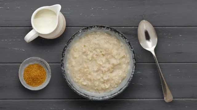 Тарелка с овсяной кашей