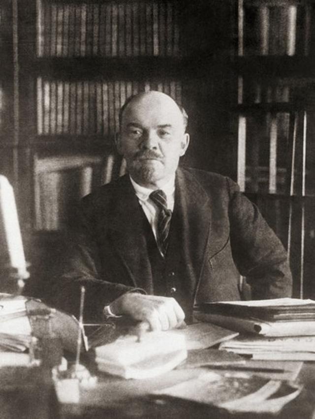 Lenin en su despacho.