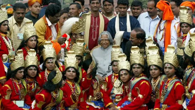 நிகழ்ச்சிக்கு பிற்கு குழந்தைகள் கலாமுடன் புகைப்படம் எடுத்துக்கொள்கின்றனர்.