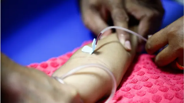 Jinsiy aloqa chiroyli jigarrang nipellar Dasturning butunlay yalangoch boshlovchisi eng kulgili