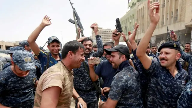 القوات العراقية تحتفل بالنصر في شوارع المدينة القديمة في الموصل