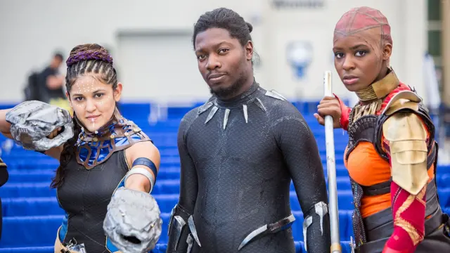 Des fans habillés comme les personnages du film Black Panther de Marvel participent au Comic-Con International le 20 juillet 2018 à San Diego, en Californie.