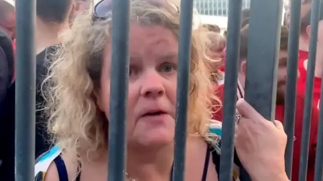 مشجعون وراء قضبان البوابات