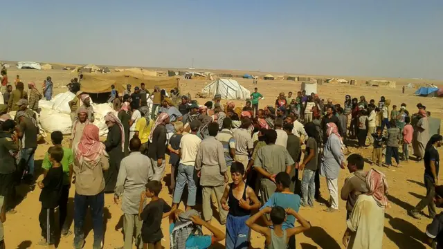 Personas en el campamento de Ruqba