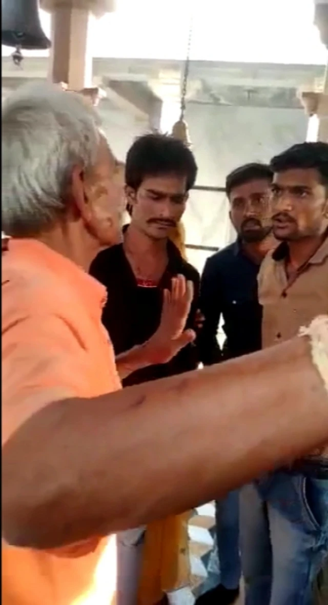 मंदिर के अंदर पुजारी के साथ दुल्हन और दूल्हे के परिजनों के बहस