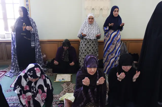 Qadınlar namaz qılır