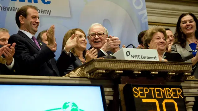 Un grupo de gente, entre ellos, Warren Buffett.