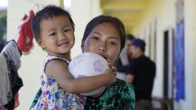 ক্যাম্পে বাচ্চাকে কোলে নিয়ে শরণার্থী এস্থার