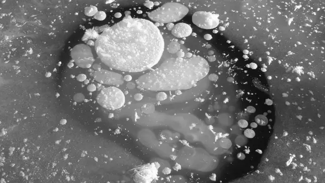 பனி உருகும்போது மீத்தேன் வெளியாகும். அது புவி வெப்பமாதலை தீவிரப்படுத்தும்