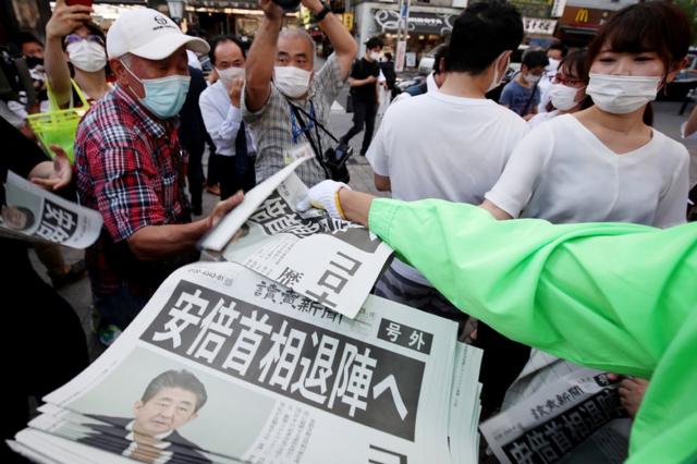 东京街头民众索取报道安倍晋三辞职的《读卖新闻》号外（28/8/2020）