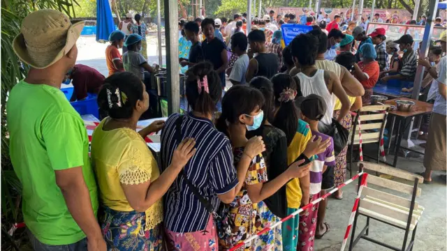 တန်ဖိုးနည်းထမင်းဆိုင်တစ်ခုရှေ့ တန်းစီနေကြသူများ