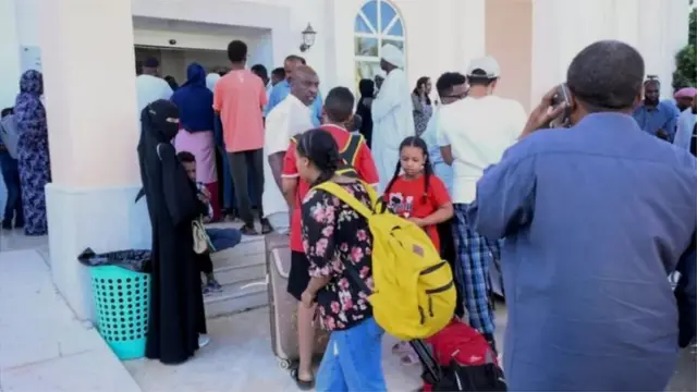 اضطر المواطنون البريطانيون للانتقال إلى بورتسودان بطريقتهم الخاصة