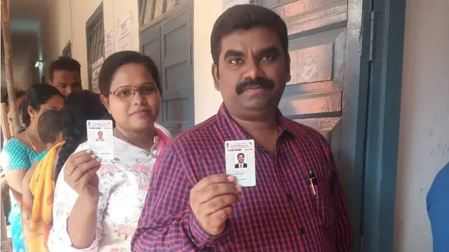 అనంతపురంలొని కెఎస్ఆర్ బాలికల ఉన్నత పాఠశాలలో ఓటుహక్కును వినియోగించుకున్న జిల్లా కలెక్టరు జి.వీరపాండియన్ దంపతులు