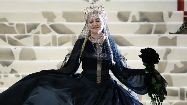 Певица Мадонна в наряде от Жана-Поля Готье