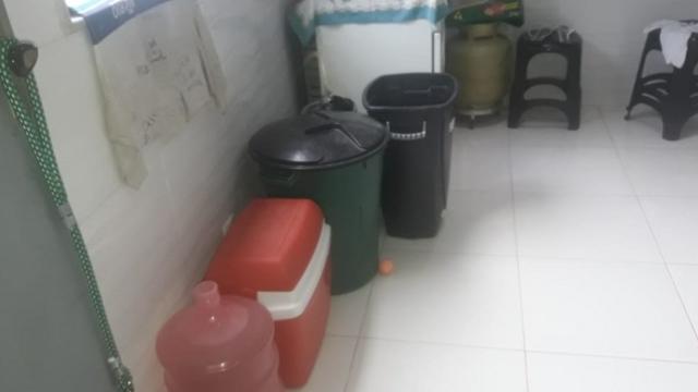 baldes e recipientes com água em cozinha