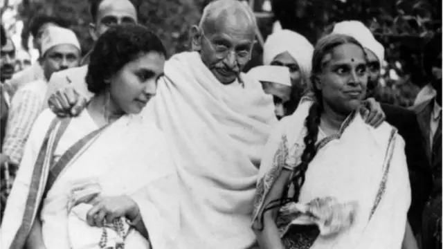 సుశీల బెన్, షీలా నాయర్లతో గాంధీ