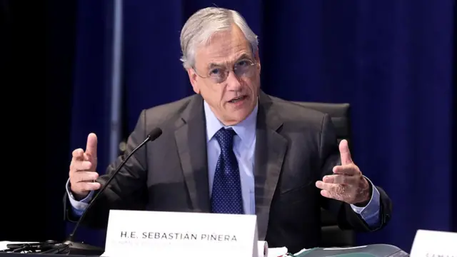 Piñera hablando ante un micrófono
