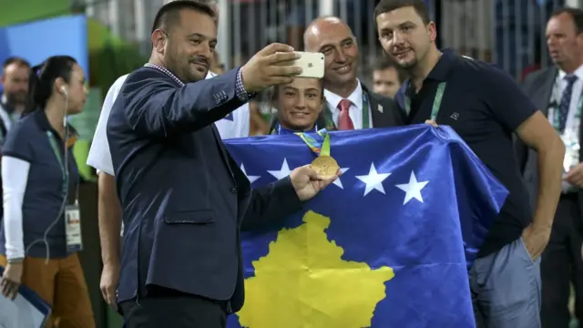 Kelmendi posa con la bandera de Kosovo