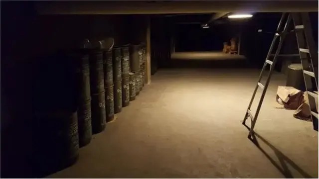 કેટલાંક ફોલઆઉટ શેલ્ટર્સમાં સામગ્રીનો ત્યજી દેવાયેલો પુરવઠો જોવા મળે છે