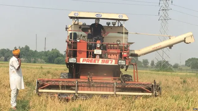 ਕੰਬਾਈਨ ਨਾਲ ਕਟਾਈ ਵੇਲੇ ਰਹਿੰਦ-ਖੂੰਹਦ ਖੇਤਾਂ ਵਿੱਚ ਬਚ ਜਾਂਦੀ ਹੈ