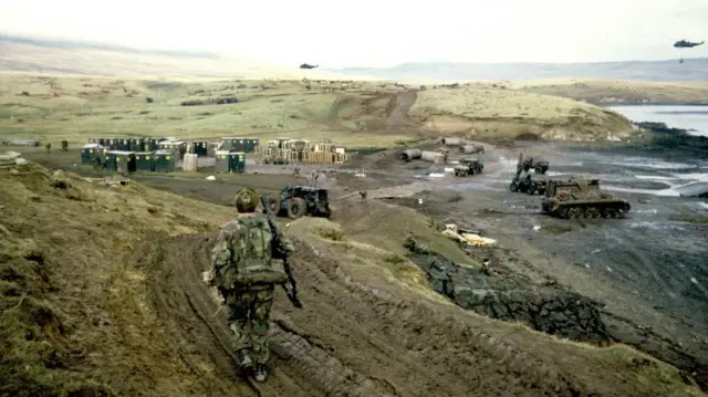 Soldados británicos el 21 de mayo de 1982 en la bahía de San Carlos, utilizando la zona como punto general de desembarco de suministros y equipos.