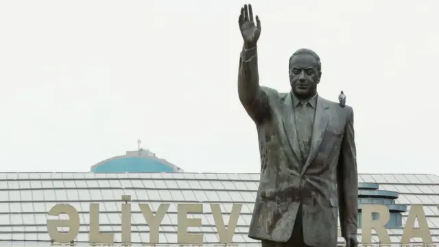 Памятник Гейдару Алиеву в центре Баку.