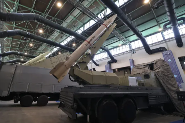 Gantaalka Fateh oo yaalla bandhiga hubka ee Iiraan, 2023.