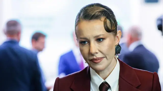 Ксения Собчак в пиджаке и галстуке