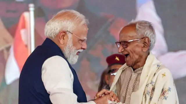 नरेंद्र मोदी, माखनलाल सरकार