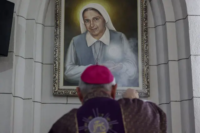El arzobispo de Caracas, Raúl Biord, con el incensario ante el retrato de la madre Rendiles.