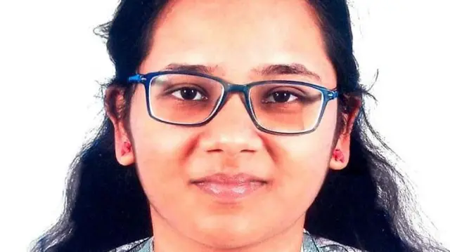  Photo en gros plan de Samyuktha - elle porte des lunettes.