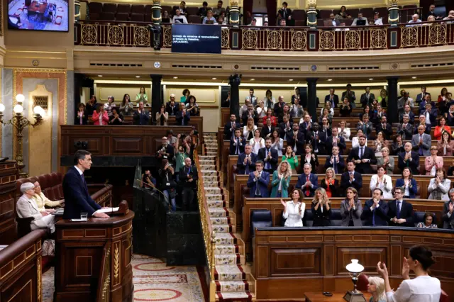 رئيس الوزراء الإسباني، بيدرو سانشيز يتلقى تصفيق زملائه أعضاء الحزب خلال جلسة عامة للبرلمان، في مدريد، إسبانيا، 22 مايو 2024.
