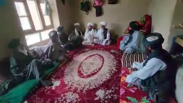 مسئولان محلی طالبان در خانه عابده روی زمین نشسته‌اند