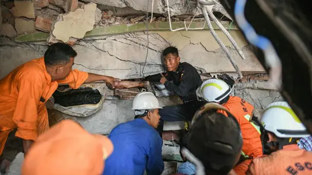 ပြိုကျပျက်စီးနေတဲ့ အဆောက်အဦတွေမှာ ပိမိသူတွေကို ကယ်တင်နေကြရ