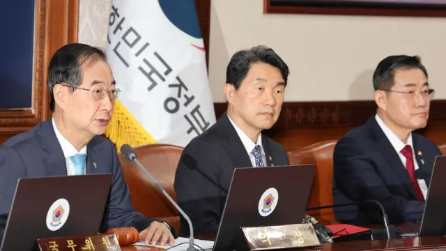 국무회의에서 발언하는 한덕수 국무총리