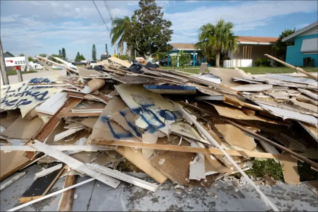 Destroços de casas após passagem de furacão