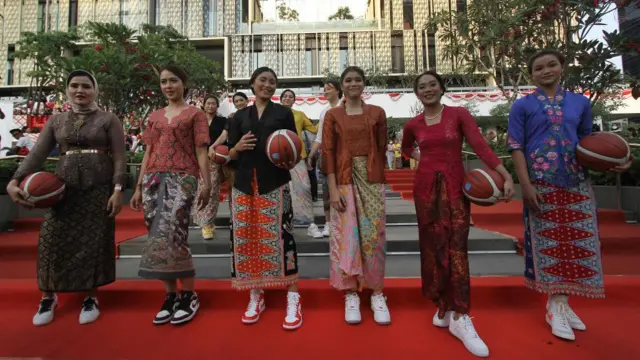 Perempuan muda mengenakan kebaya