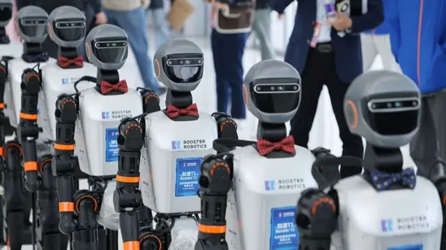 Шесть человекоподобных роботов на выставке в Китае, 26 марта 2025 года