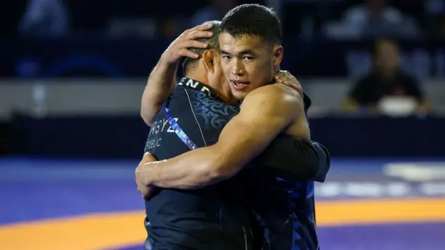 Акжол Махмудов машыктыруучусу Мейрамбек Ахмедов менен