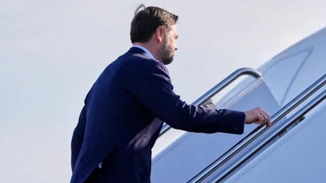 Vance boards AF2 to Islamabad