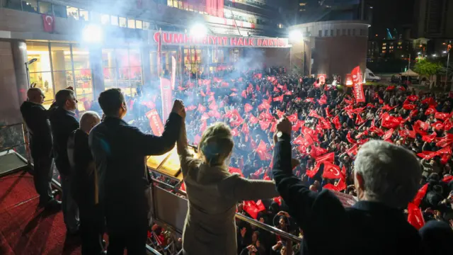 Cumhuriyet Halk Partisi Genel Başkanı Özgür Özel, İstanbul dönüşü kendisini karşılayan partililere ve vatandaşlara Ankara’da CHP Genel Merkezi bahçesinde hitap etti.