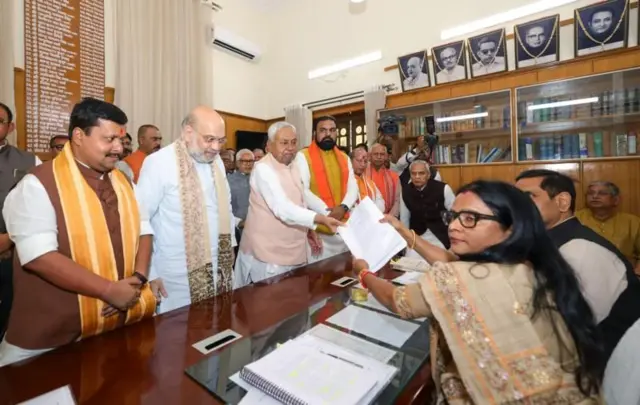  நிதிஷ் குமார் தனது மாநிலங்களவை வேட்புமனுவை பூர்த்தி செய்து சமர்ப்பிக்கிறார்.
